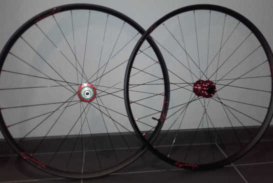 Roues VTT DT Swiss XR 361, moyeux Hope Pro 4 Boost Red, rayons DT Revolution
