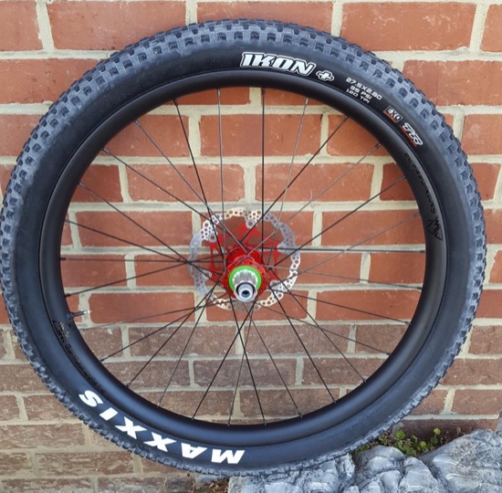 Roues VTT Carbon Asymetric Wide 29er, moyeux Hope Pro 4 rouge, rayons Sapim CX Ray (5)
