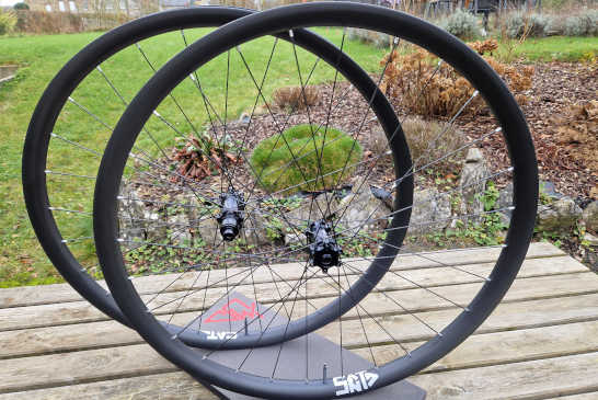 Roues VTT Carbone Offline 29er, moyeux SantaWheels MTB-Boost, rayons Sapim Race, Nipples Sapim Square Black