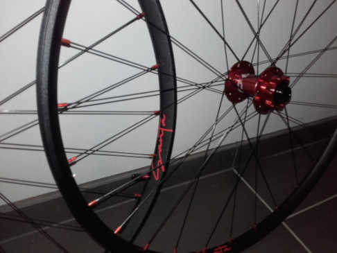 Roues VTT DT Swiss XR 361, moyeux Hope Pro 4 Boost Red, rayons DT Revolution (3)