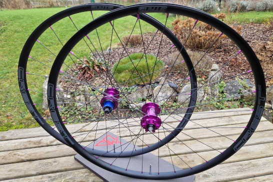 Roues VTT NoTubes Crest MK4 29er, moyeux Tune ClimbHill/KillHill Purple édition, rayons Sapim Race, Nipples Sapim alu Purple