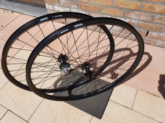 Roues VTT NoTubes Arch MK4 29er, moyeux Hope PRO 4 RED, rayons ronds Sapim Race (2)