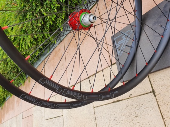 Roues VTT NoTubes Arch MK4 29er, moyeux Hope PRO 4 RED, rayons ronds Sapim Race (2)