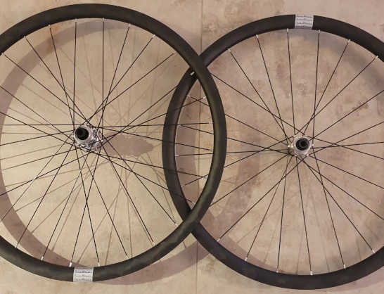Roues route carbon Santawheels, moyeux Tune ULImited Ceramic, rayons plats CX Ray (3)